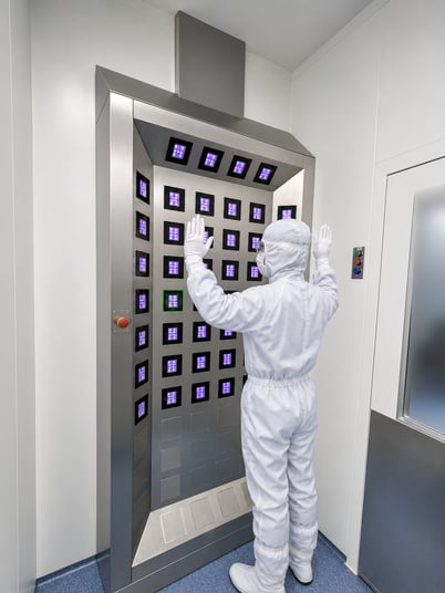 UV222 Wall operator