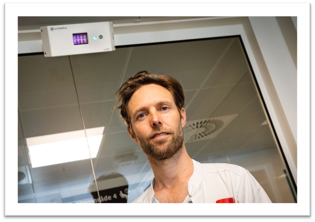 A UV222 unit installed above a doorway at Aarhus University Hospital