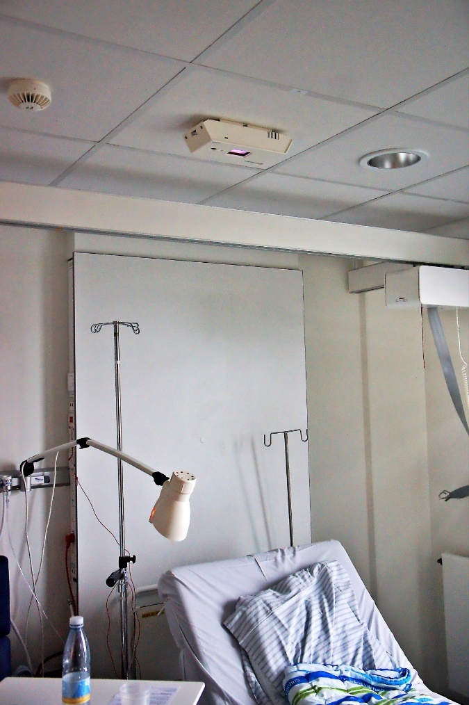 A UV222 unit mounted in a Kolding Hospital patient room